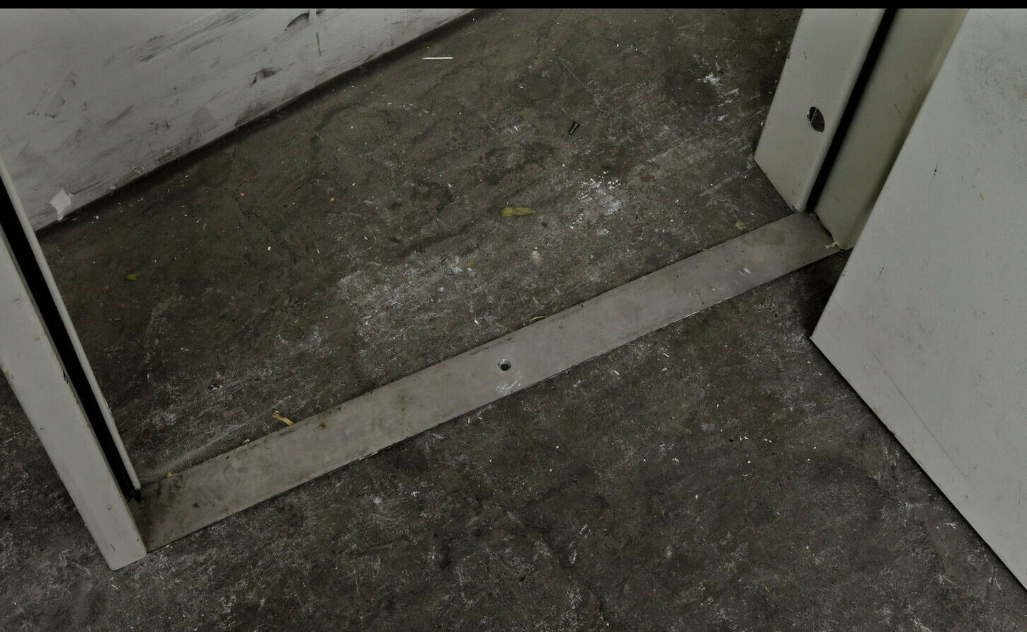 Smal BS60 ståldør med karm hh.