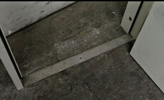 Smal BS60 ståldør med karm hh.