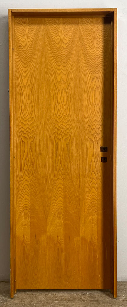 Egefineret dør i karm