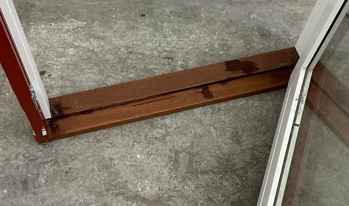 Rød terrassedør med karm