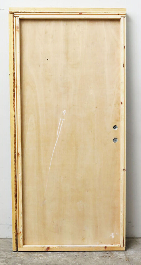 Udhusdør med karm, brugt på byggeplads