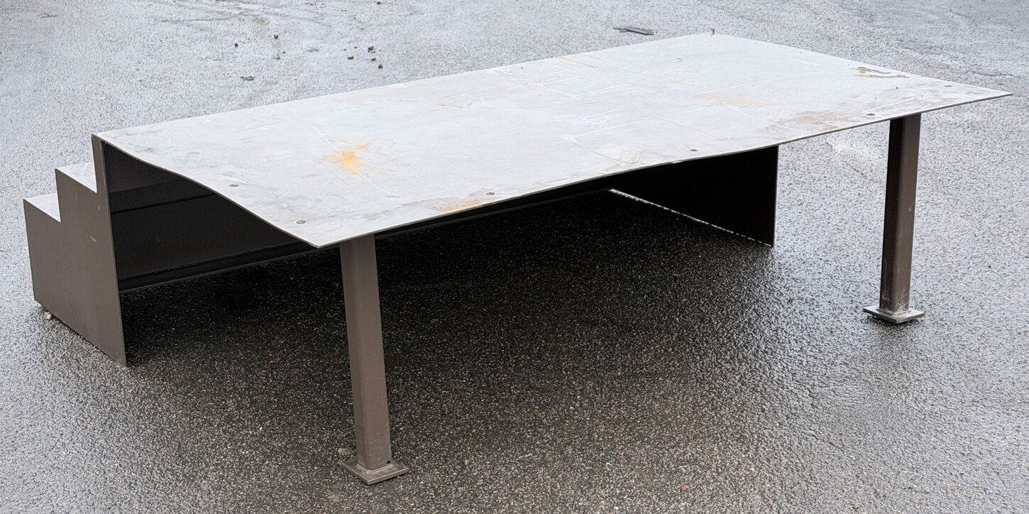 Bred lav 3 trins ståltrappe med stort repos.