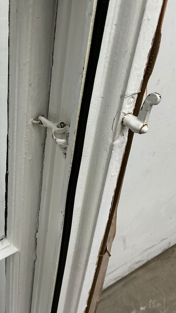 Højt sprossevindue m/forsatsvindue og skade