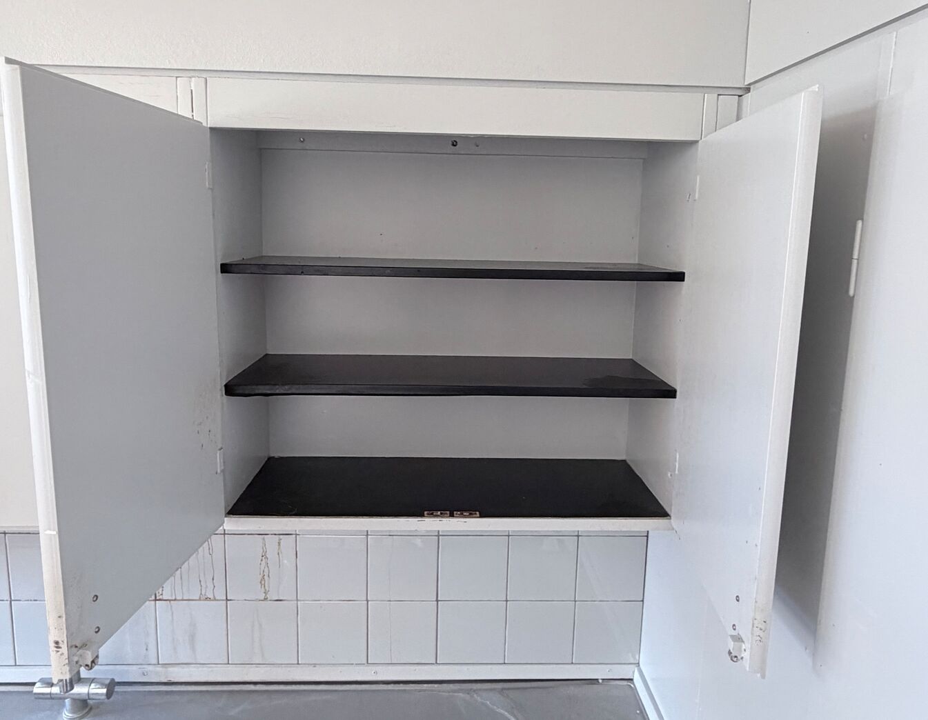 Komplet 60'er køkken - 2 stk overskabe - , malet