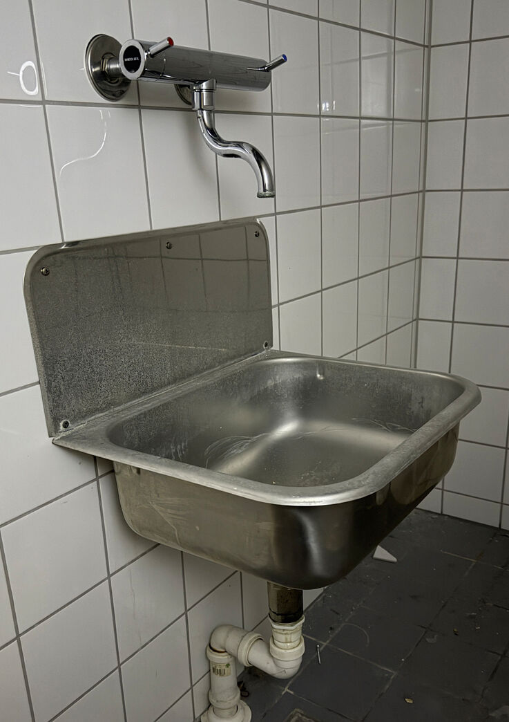 Stålvask m.stænkplade og Børma Lux vægarmatur
