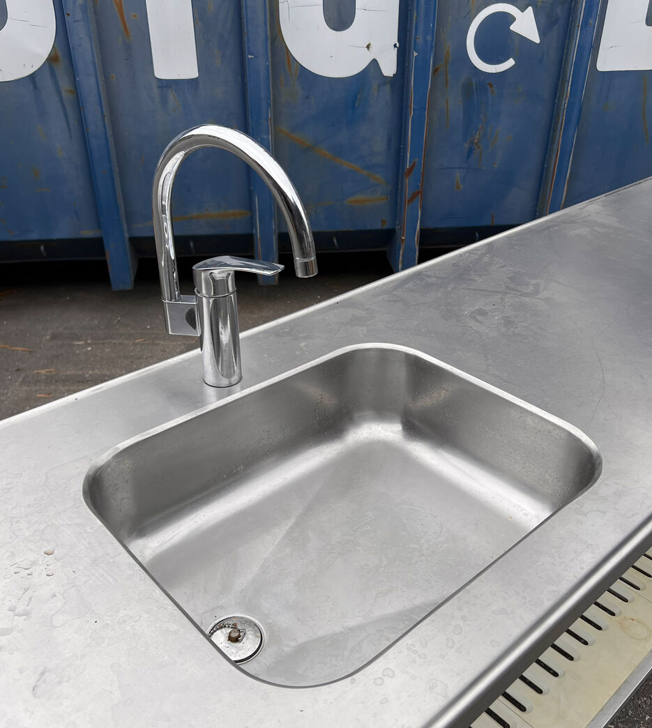 Stålbord med vask - 290 cm