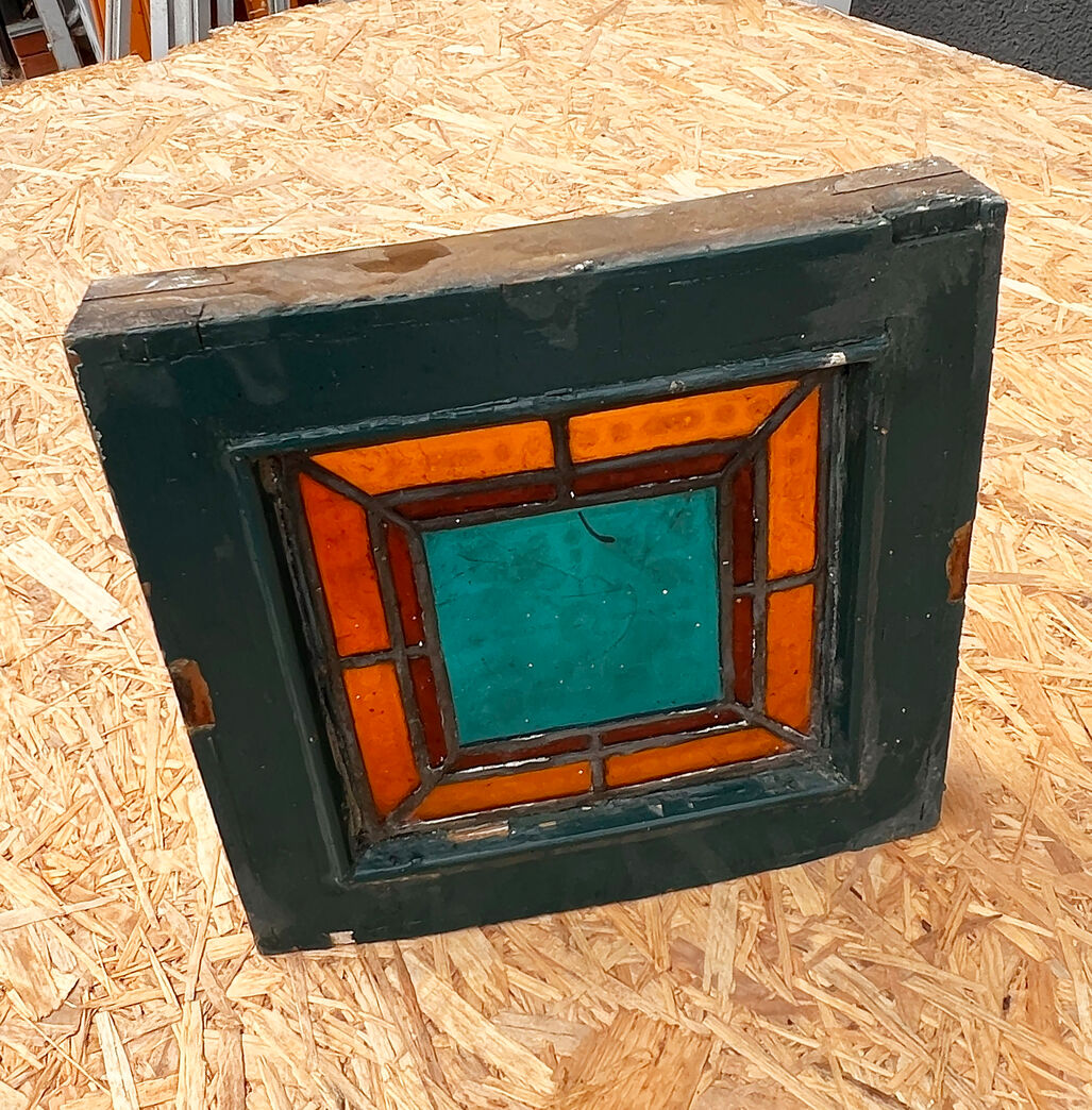 Vinduesramme med farvede glas