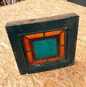 Vinduesramme med farvede glas
