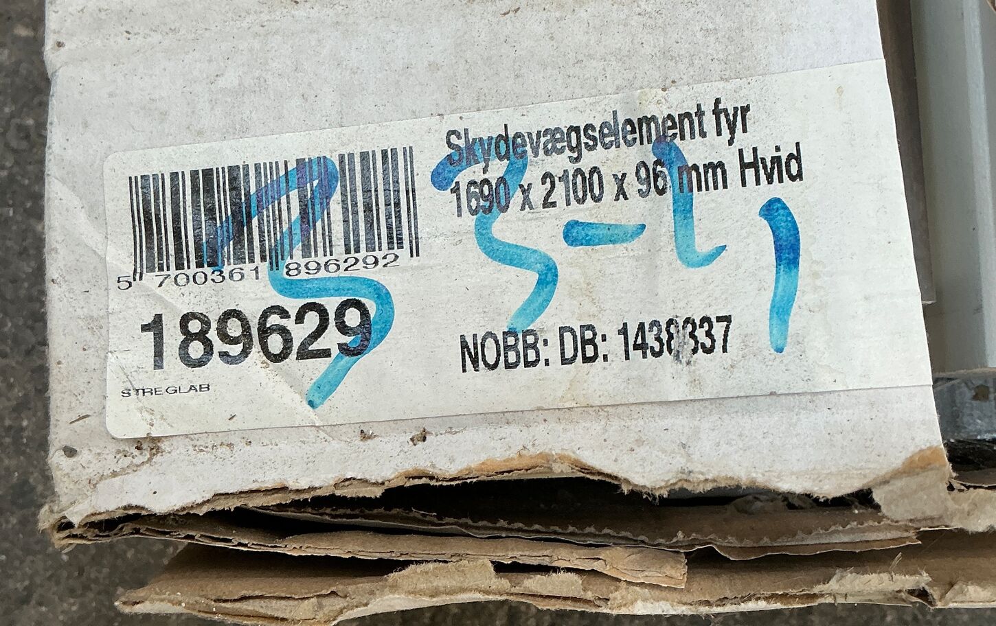 Hvidt skydevægselement i fyr