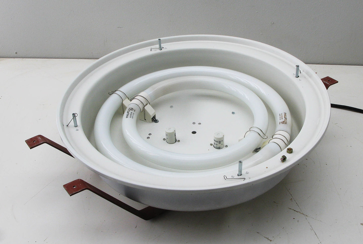 Loftlampe med hvidmatteret plastglas