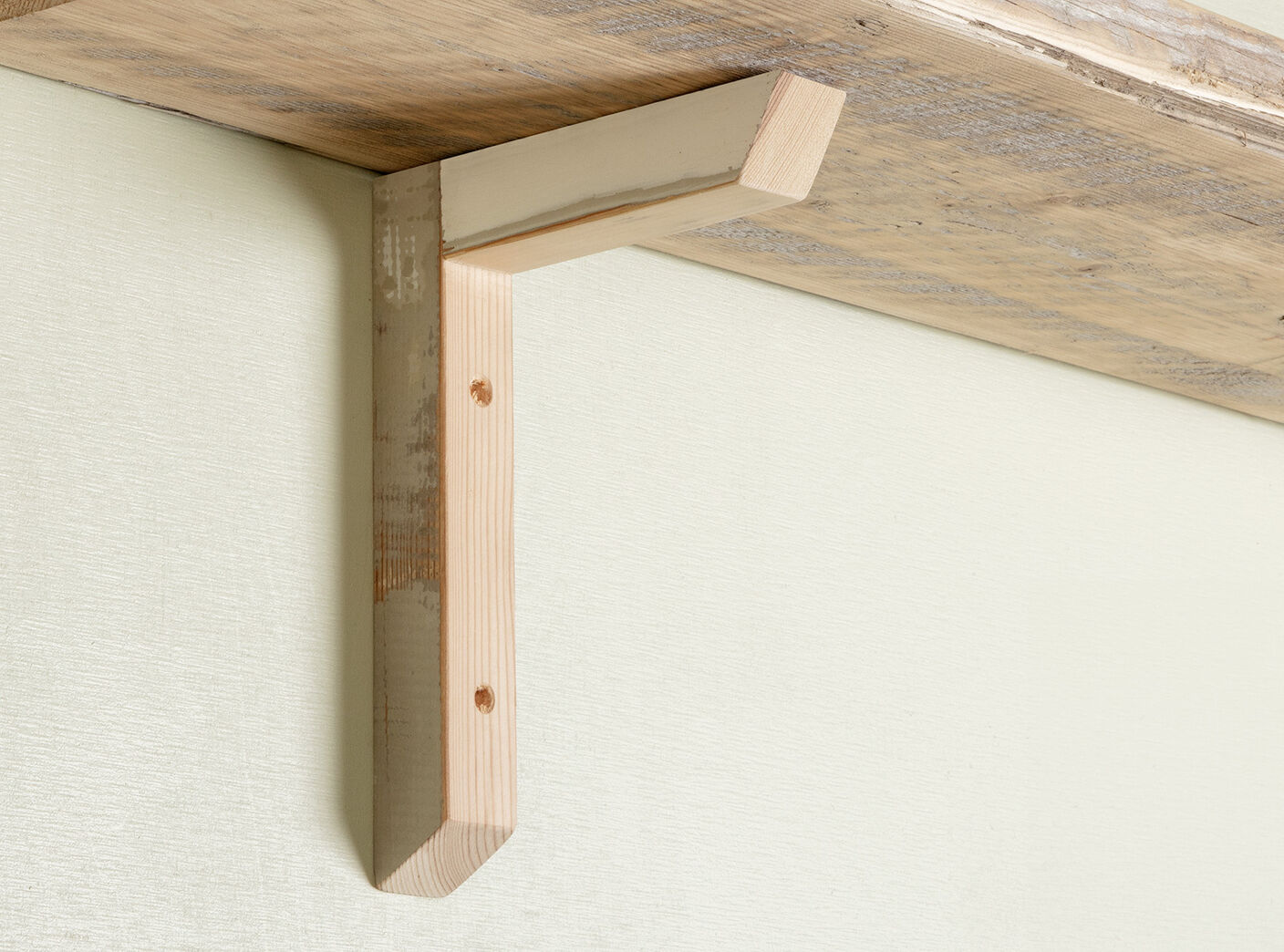 Hyldeknægt af upcyclet træ fra defekte fyldningsdøre