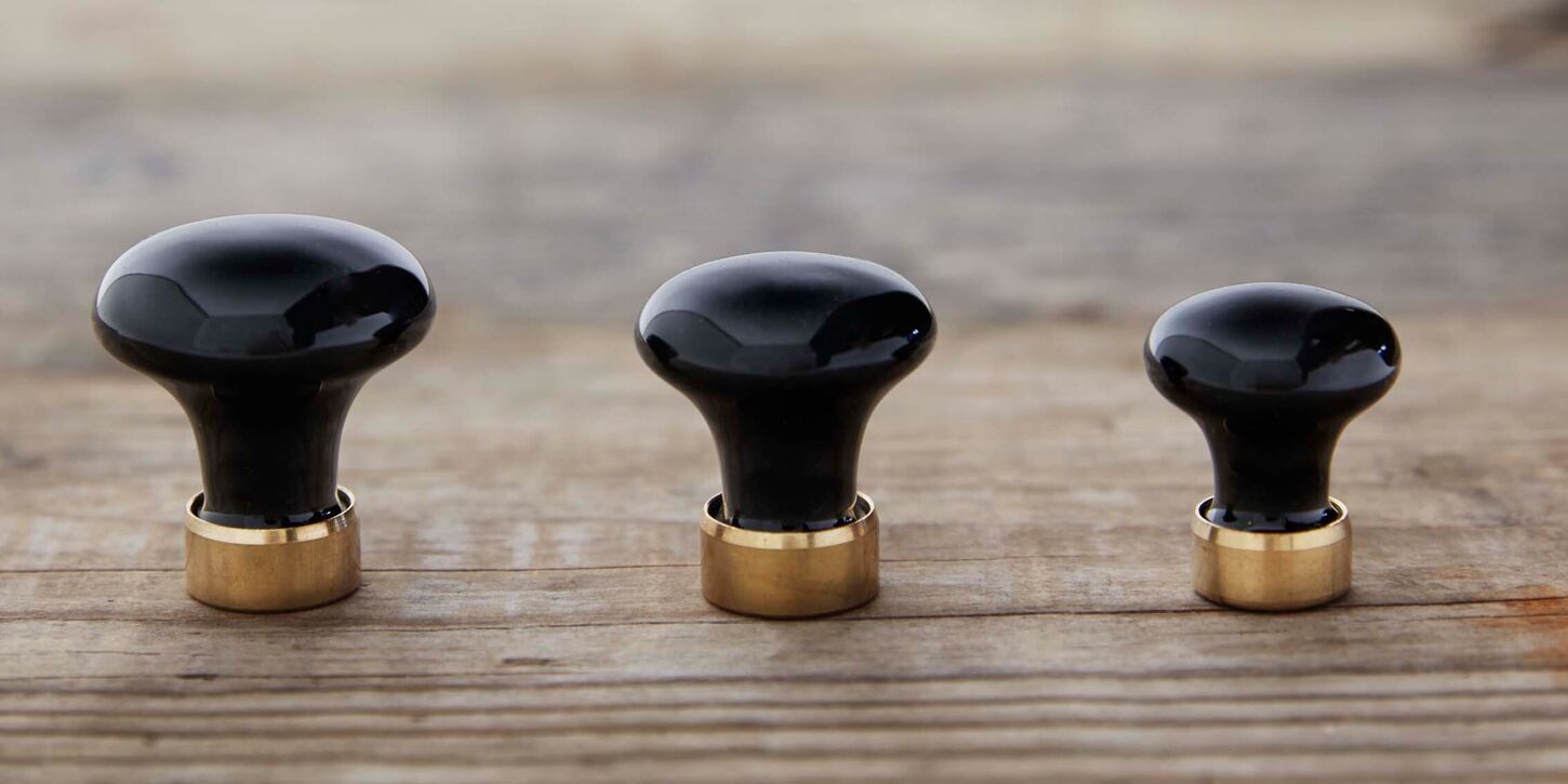 30 mm - Sort porcelænsknop med messingfod