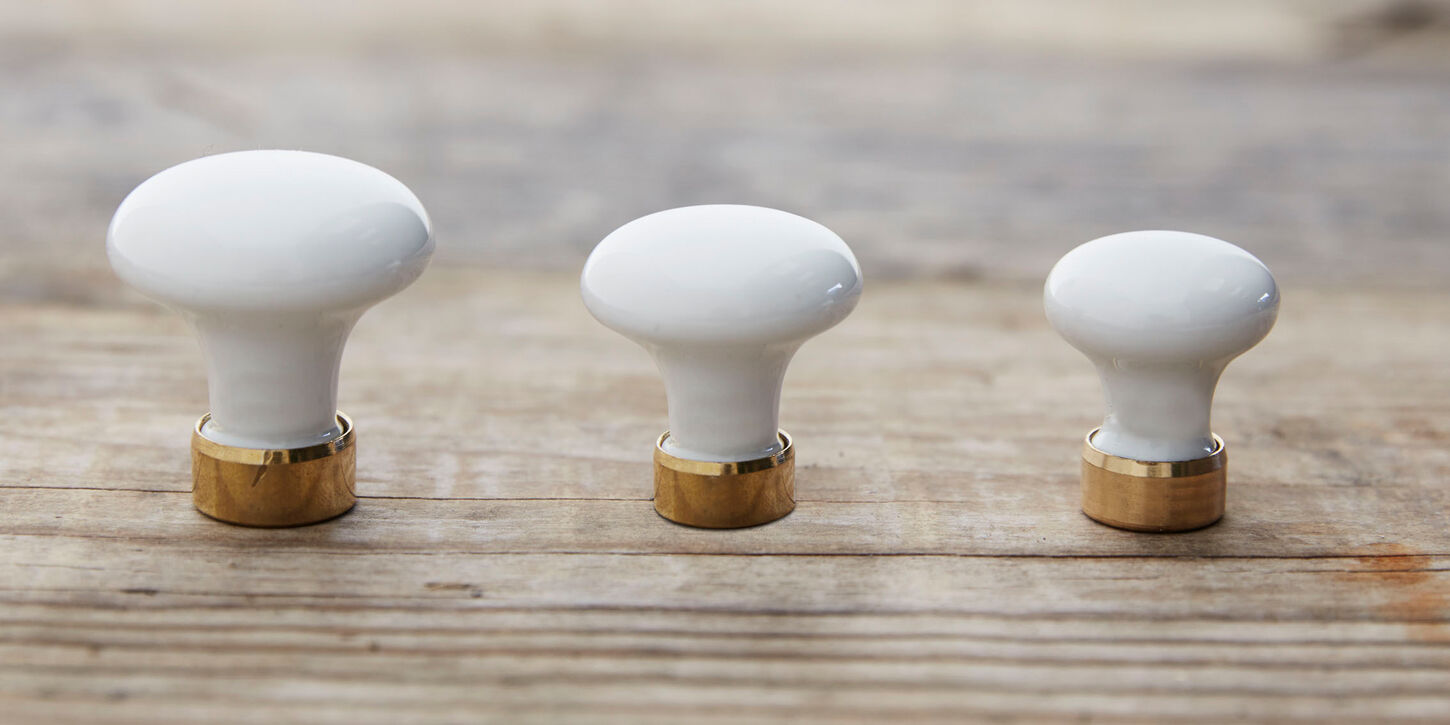 30 mm - Porcelænsknop med messingfod