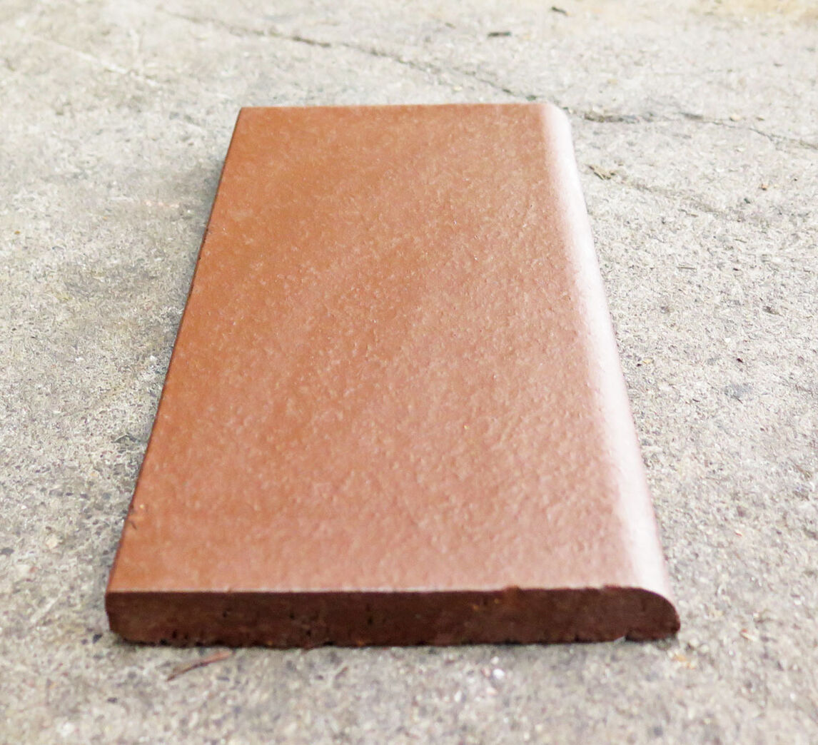 Hasle rødbrun med afrundet langside