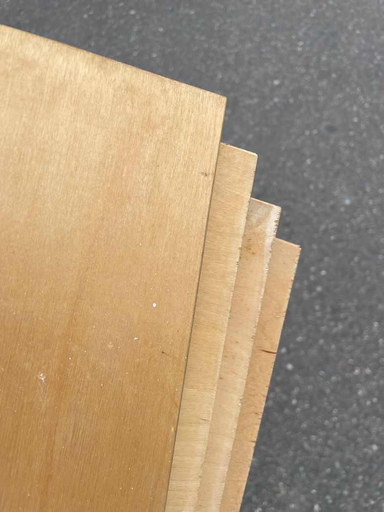 Hylde i birke-krydsfiner - 57,5 cm x 57,5 cm