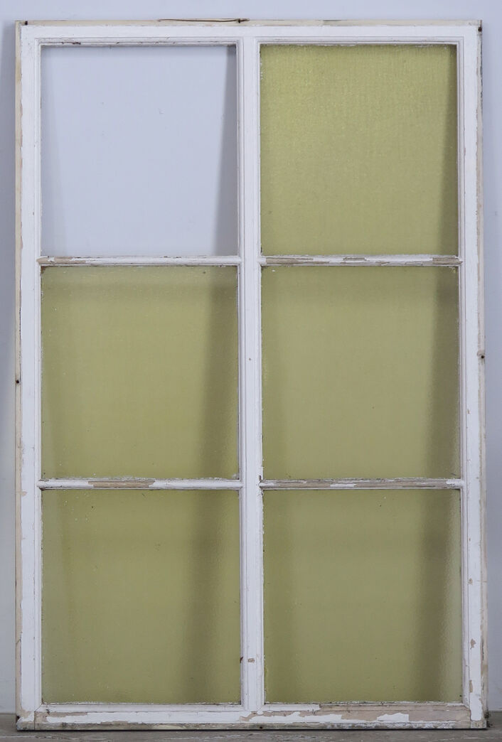Vinduesramme med gult glas i sprosser