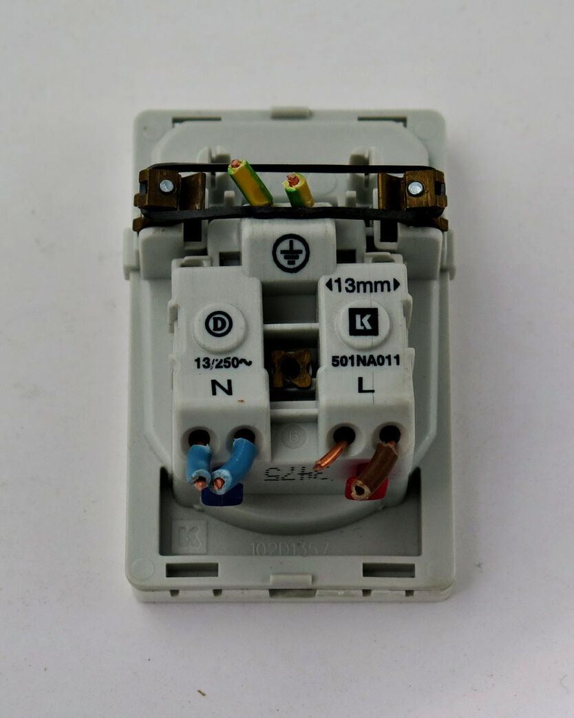 LK Fuga Stikkontakt hvid 1½ modul med jord