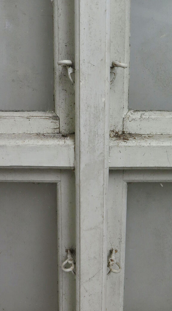 Sprossevindue med kittet enkeltlagsglas