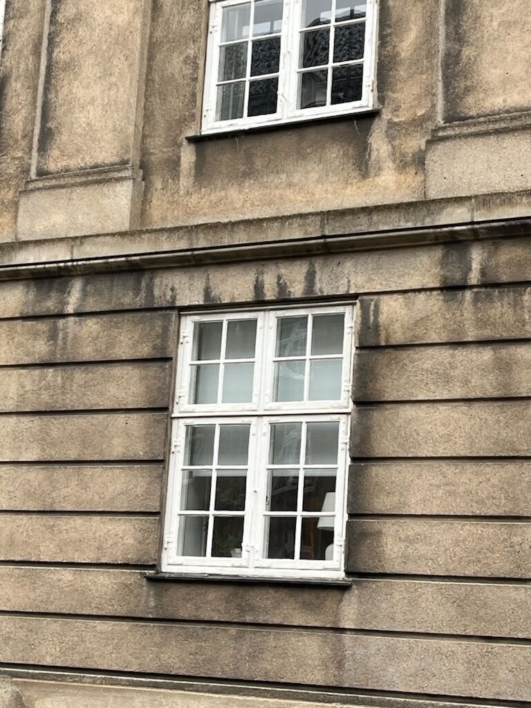 Sprossevindue med kittet enkeltlagsglas