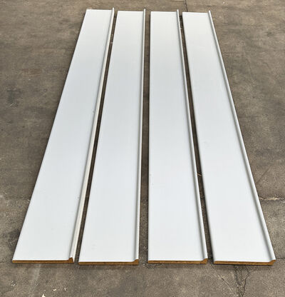 Plade med opformet bagkant