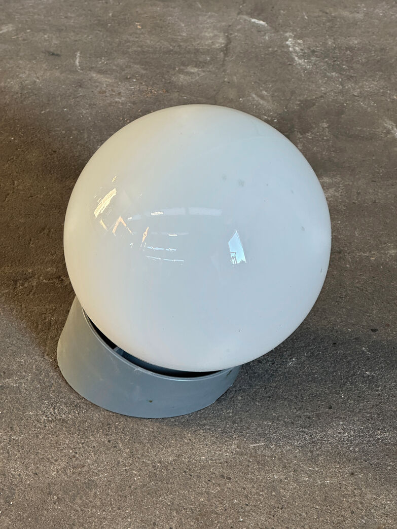 Væglampe med glaskuppel  fra Vollsmose