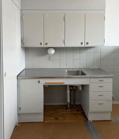 Malet skabsmodul med overfalset låge