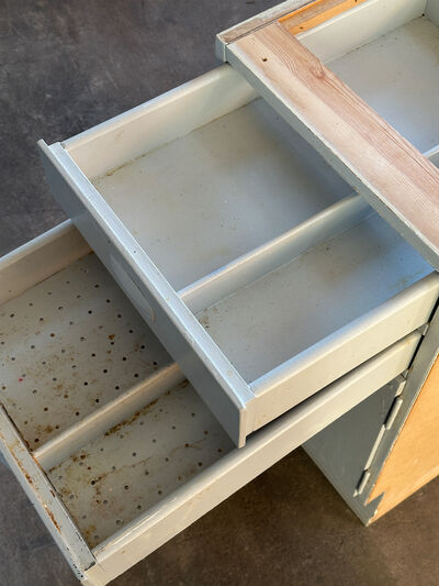 Malet skabsmodul med overfalset låge