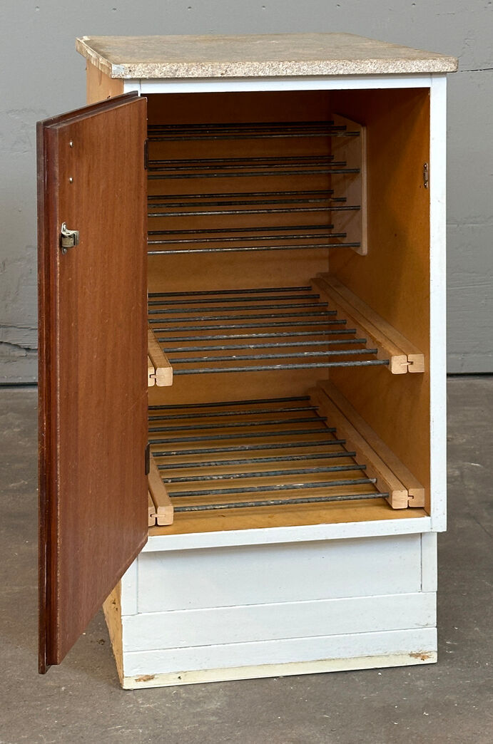 Grydeskab med stenplade med overfalset låge v.h.