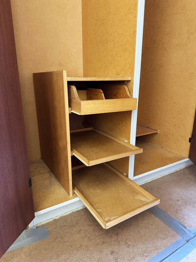 Garderobeskab med overfalset låge v.h