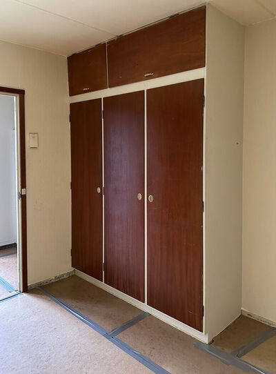 Garderobe/kosteskab med overfalset låge v.h.