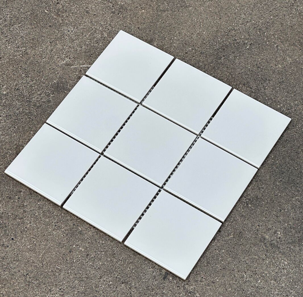 1 m2 grå/hvide vægflise 10x10 cm