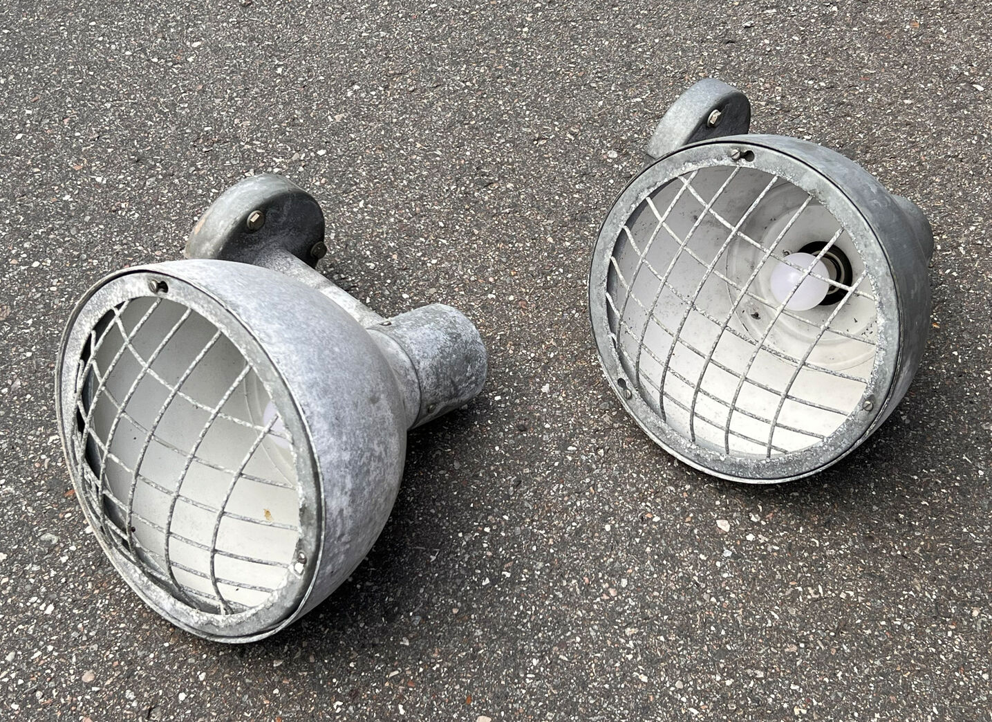 Facadelampe med gitter