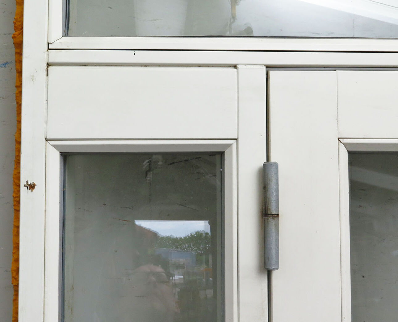 Facadedør med sideparti og skråt overstykke