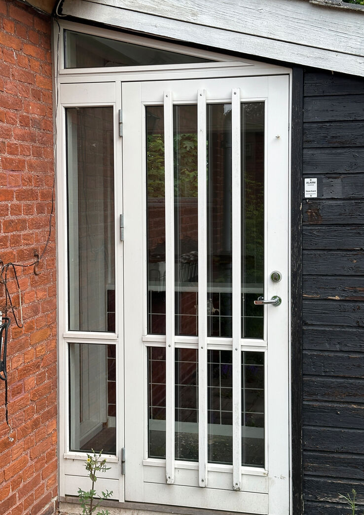 Facadedør med sideparti og skråt overstykke