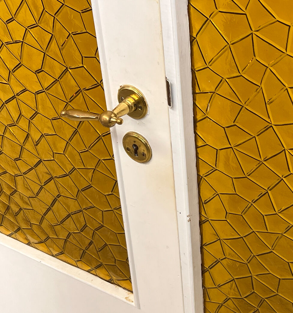 Dør med gult glas og sideparti