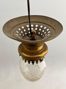 Loftlampe i messing og matteret glas