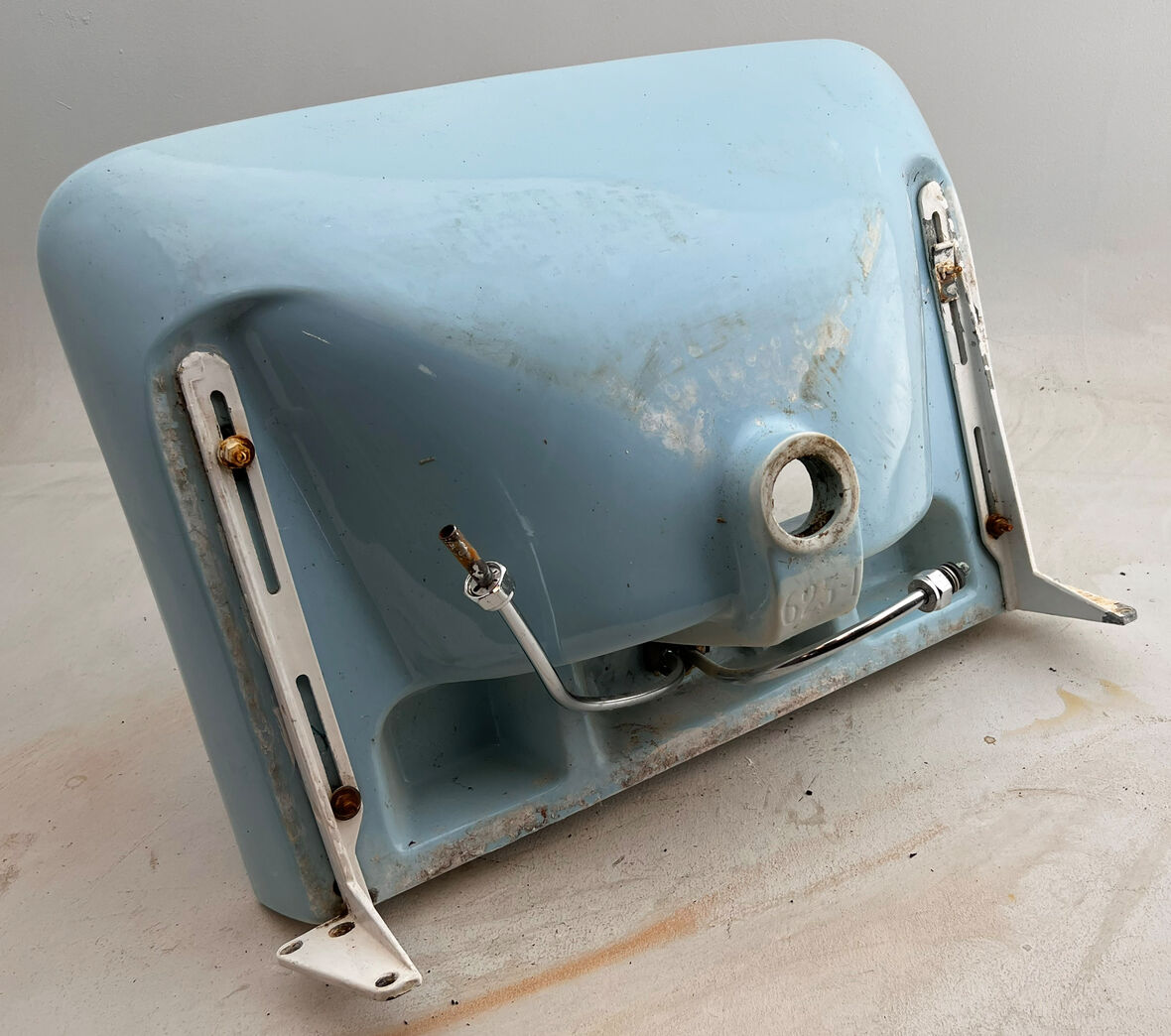 Blå vask med armatur