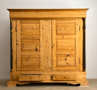 Gammelt fyrretræsskab Gammelt fyrretræsskab