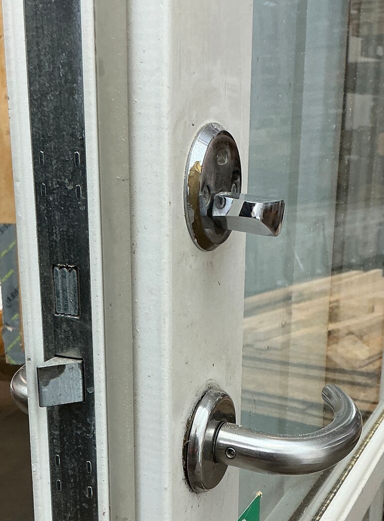 Yderdør med glas sideparti og karm