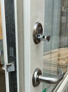 Yderdør med glas sideparti og karm