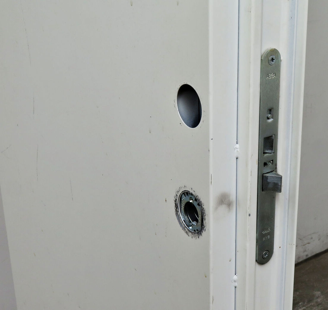 Smal BS60 ståldør med karm hh.