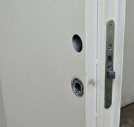 Smal BS60 ståldør med karm hh.