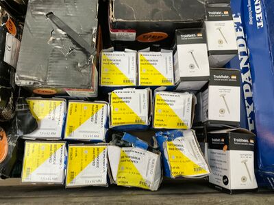 Diverse skruer og skudsøm