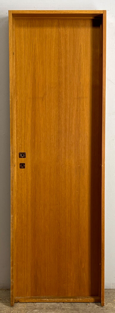 Egefineret dør i karm