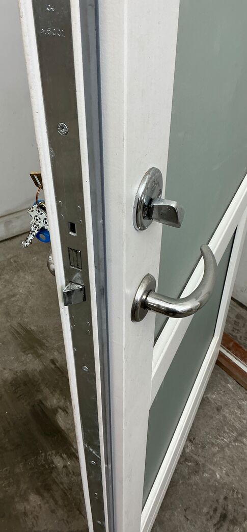 Hvid yderdør med matteret glas