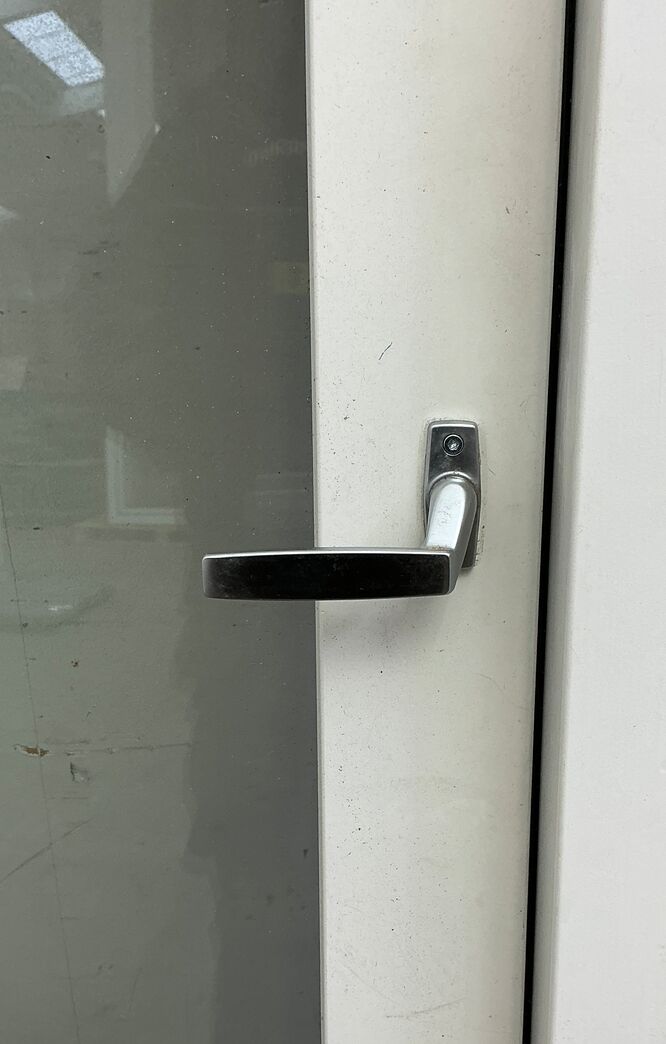 Rød terrassedør med karm