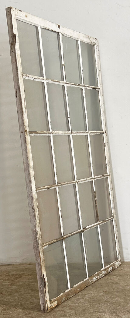 Stor vinduesramme med sprosser