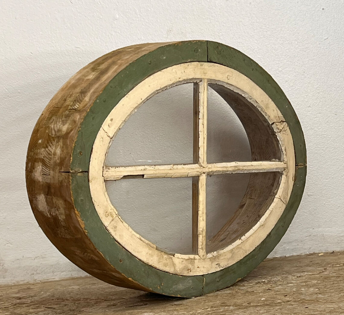 Ovalt vindue med sprosser