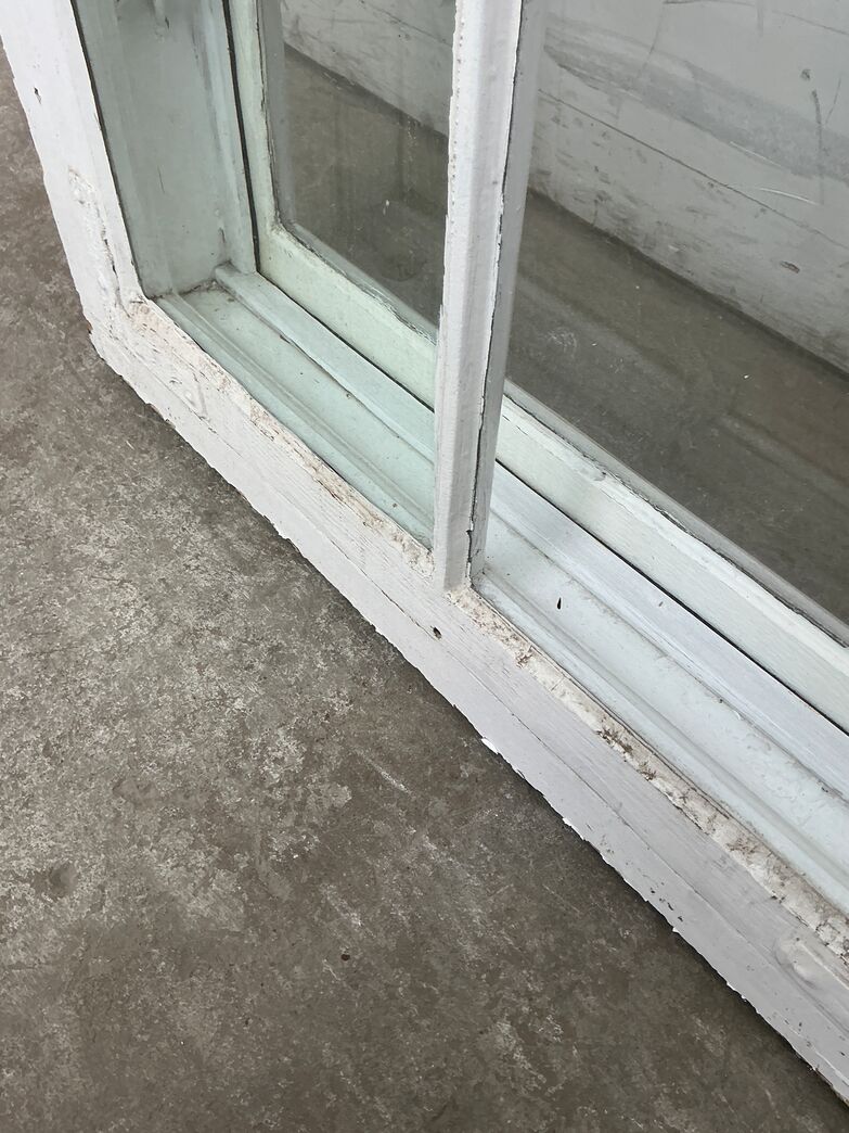 Højt sprossevindue m/forsatsvindue og skade