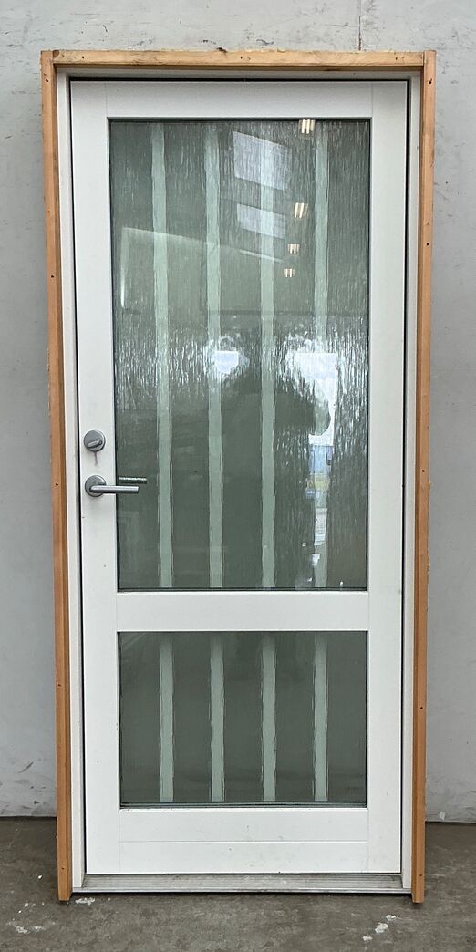 Hvid yderdør med matteret glas